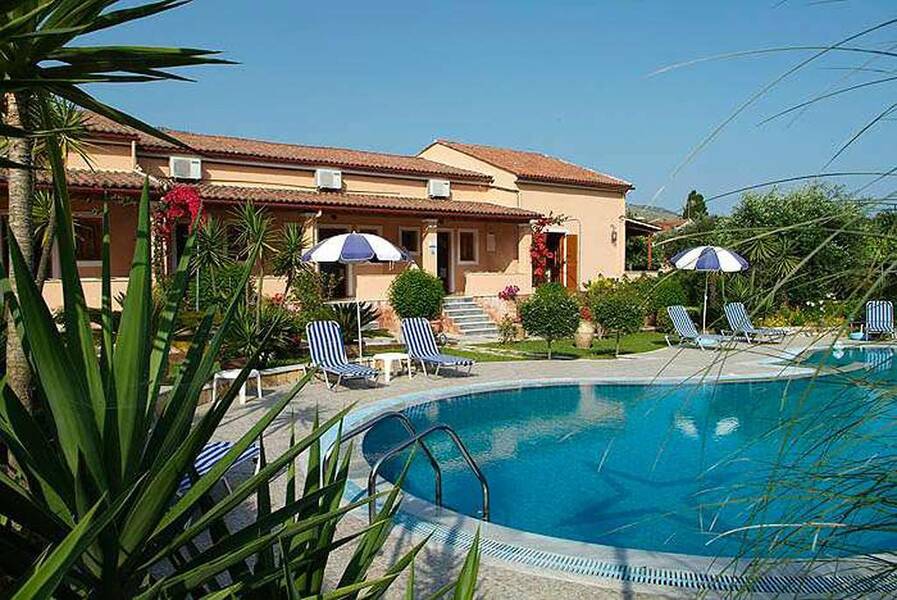 Mary Helen Apartments Kassiopi, Korfu eBeach.no